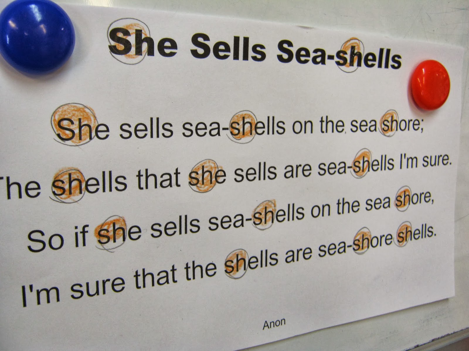 Shell скороговорка. Скороговорки на английском языке she sells Seashells. Скороговорка she sells. Seashells скороговорка. Скороговорка на английском she sells.